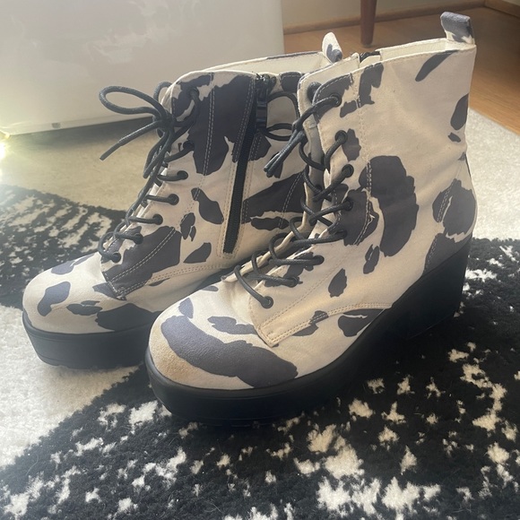 Cow print heeled boots - Picture 2 of 5